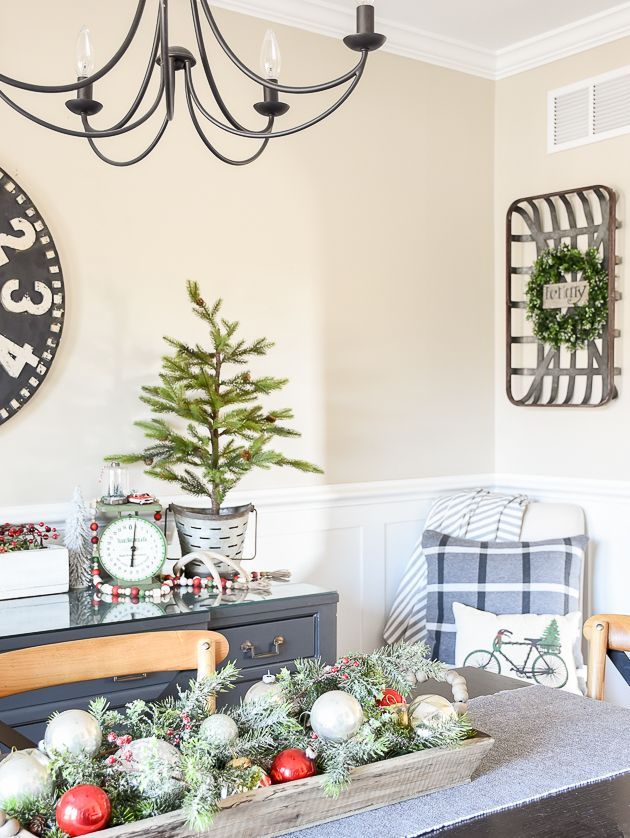 A beautiful and classic modern farmhouse decorated Christmas home tour. #christm...